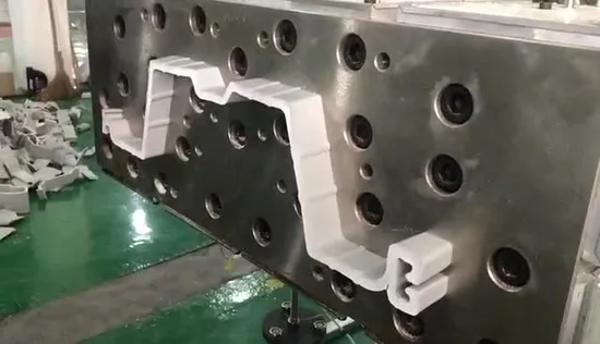 Moule d'extrusion de plastique pour le traitement des tuyaux en PVC (2022)
